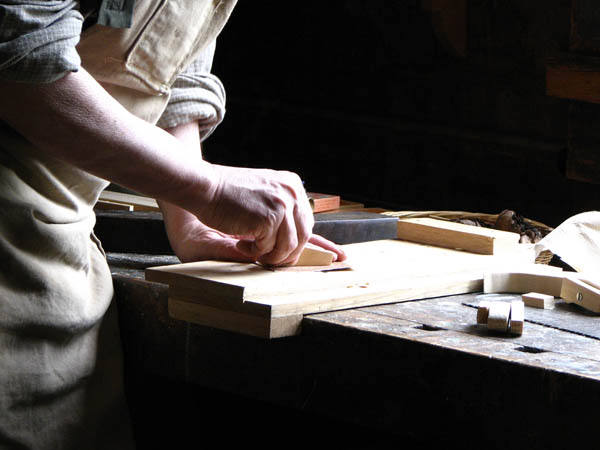 Nacemos de la influencia y formación  heredada en el sector de la <strong>carpintería de madera y ebanistería  en Villamayor de Monjardín.</strong>